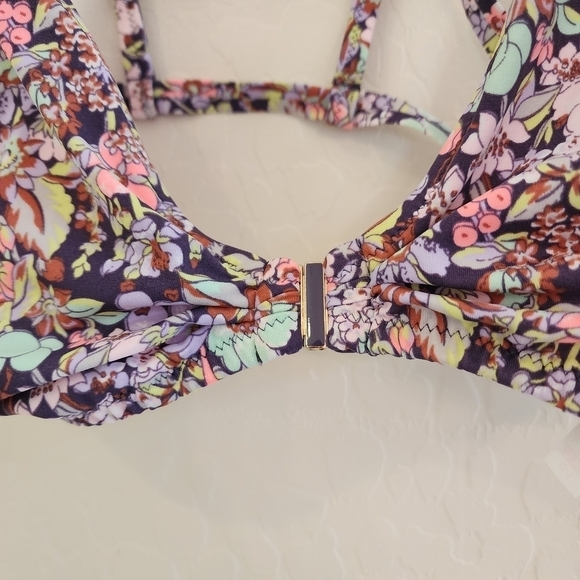 VICTORIA'S SECRET front close purple bikini top Floral - Picture 3 of 6